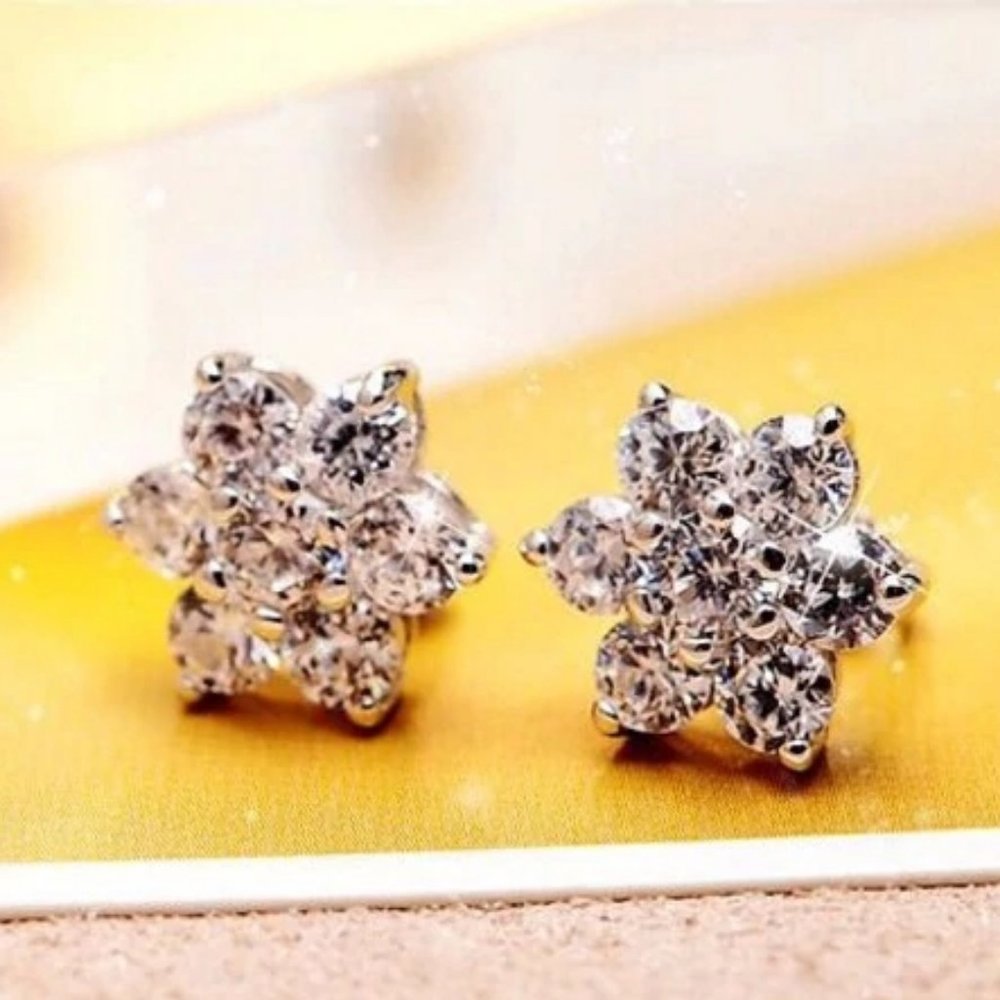 *NEW 925 Sterling Silver Diamond Flower Earrings 0 - Picture 4 of 10